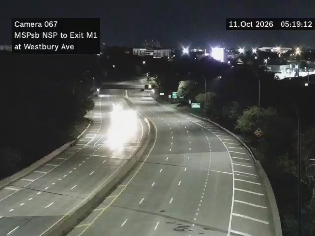 Meadowbrook State Pkwy & Westbury Ave traffic camera, Carle Place, New York