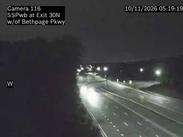 Southern State Pkwy & just East of Exit 30 - Broadway traffic camera, North Massapequa, New York