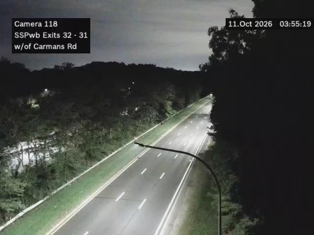 Southern State Pkwy & midway between Carmans Rd and Exit 31 traffic camera, East Massapequa, New York
