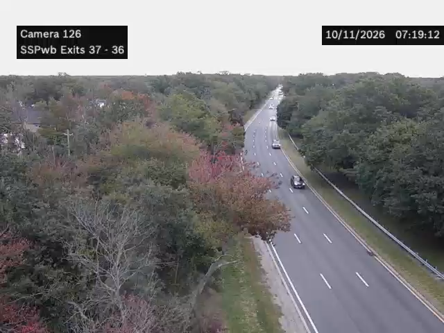 Southern State Pkwy & between Exit 37 (Belmont Ave) and Exit 36 (Straight Path) traffic camera, West Babylon