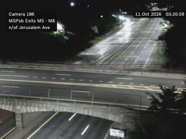 Meadowbrook State Pkwy & between M5 and M6 (north of Jerusalem Ave.) traffic camera, East Meadow, New York
