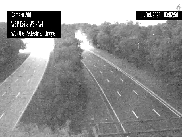 Wantagh State Pkwy & Exits W05-W04 South of the Pedestrian Bridge traffic camera, Wantagh, New York